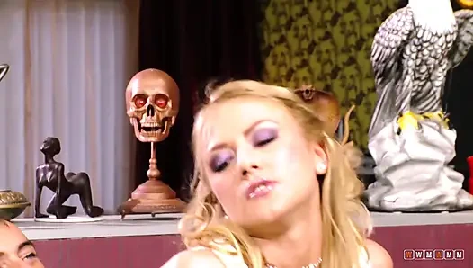 Ateşli sarışın bebek patronu tarafından sikiliyor