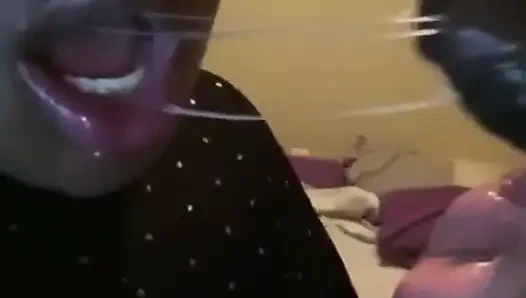 Üvey babam bizimle taşındı ve gece geç saatlerde biraz eğleniyoruz