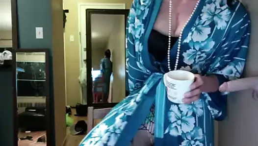 Leigh - farklı kıyafetler deniyor