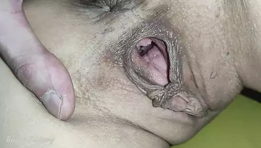Amcık yakın çekim. Bu minik orta yaşlı seksi kadının içine bak