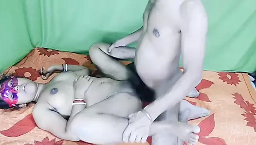 Hintli çift evlerinin çatısında çikolata sosuyla oynuyor ve sonra duşta sikişiyor