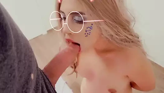 Onun yarağını emmeyi seviyorum ve bana filtre koyuyor