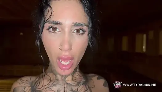 Dövmeli esmer buharlı saunada pembe dildoyla oynuyor bakış açısı