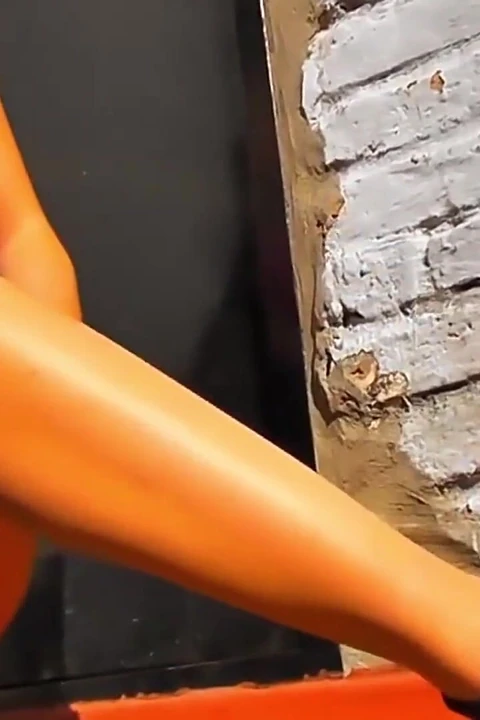 Ateşli amatör büyük amcık latin götünü ve göğüslerini teşhir ediyor