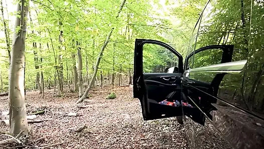 Alman genç kız ağzına boşalana kadar dışarıda 2 adamı emiyor