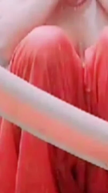 Завораживающий момент из "Горячая девушка купается, MMS горячее сексуальное видео, горячая красивая девушка сделала ее горячие купающейся видео"