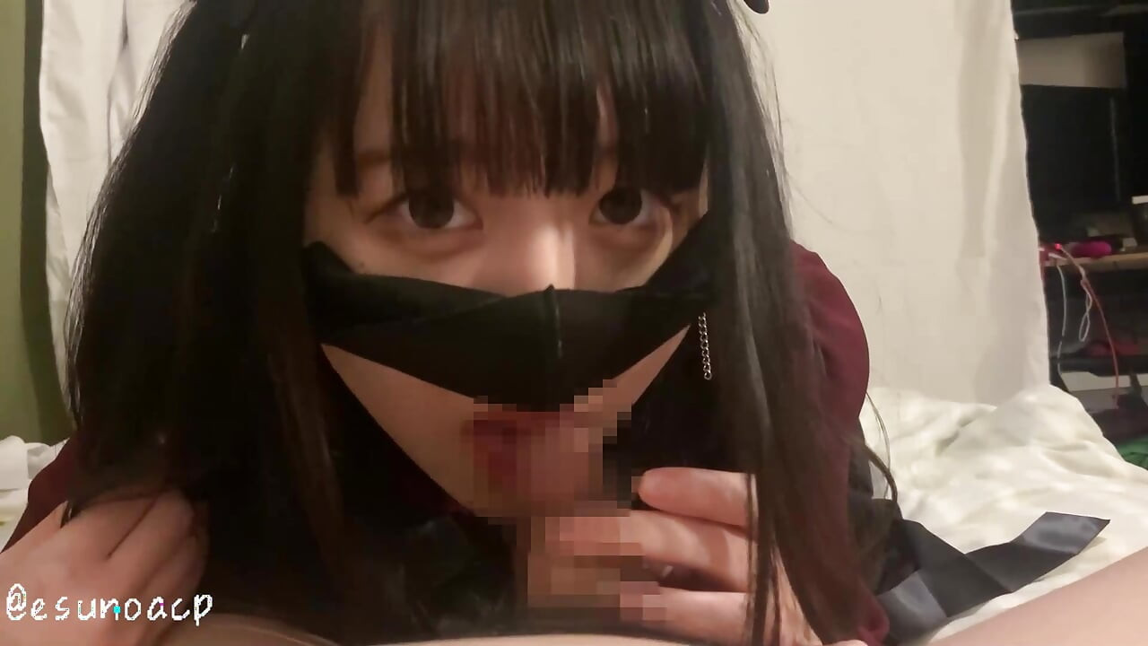 Bakış açısı Japon gotik kız, kalın, nemli bir saksoyla ağzından ateş ediyor