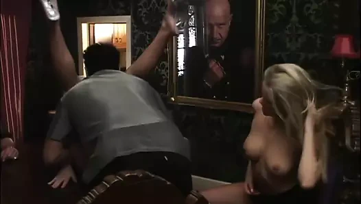 Sasha ile arkadaşları Misha bir yarağı paylaşıyor ve boşalıyor