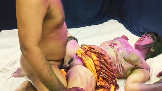 Rajesh evli kadın holi festivalinde arkadaşı ateşli Hintçe seks videosuyla sert sikiliyor