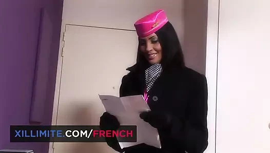 2 uçuş arasında büyük memeli bir uçuş görevlisiyle yoğun dp