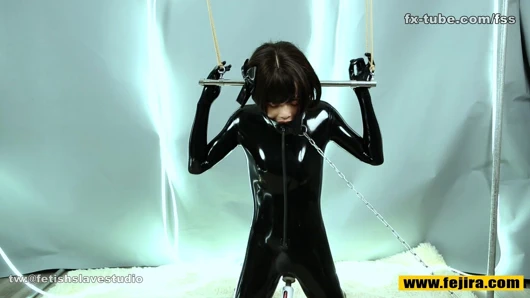 Fejira com – sevimli lateks kaplı köle kız bağladı ve orgazma getirdi