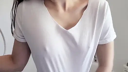 Islak gömlek duşta parmaklıyor