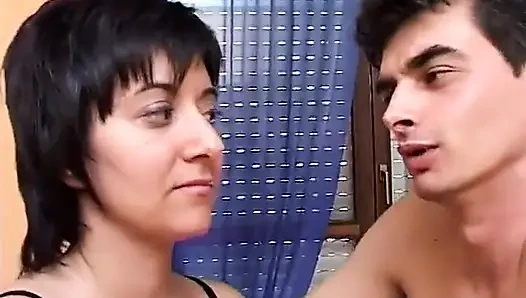 Esmer orta yaşlı seksi kadın ve büyük yarak