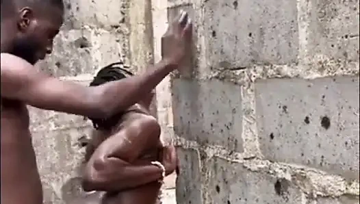 Büyük Yaraklar Her Yerde Alttan Sikişebilir, Bu Yüzden Tamamlanmamış inşaat Alanında Yaptık