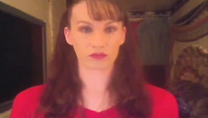 Domuz kuyruklu sigara içen kız