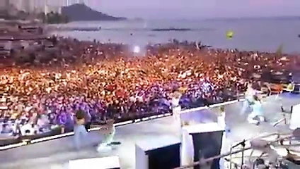 Britney Hawaii'de seksi spear yaptı