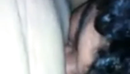 Le Pone unas mamadas en la panocha escuchando radio