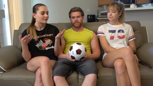 İki taze yüz River ve Derek'in seksi striptiz futbolu oyunu