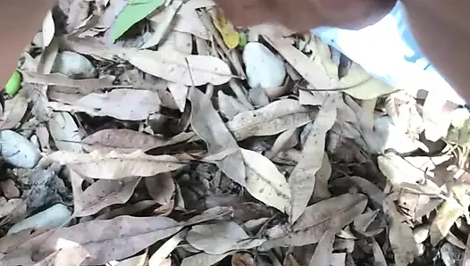 Domi çalıda yabancıyla emiyor ve şarkı söylüyor