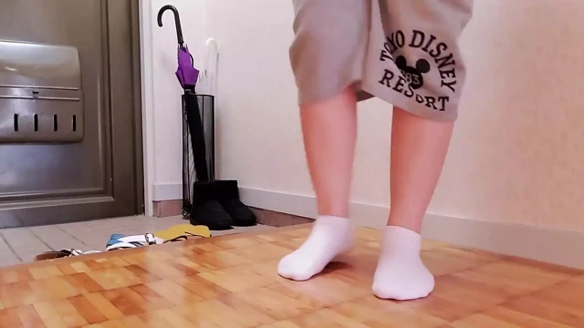 Evli bir kadın girişte bacaklarını açıyor ve bir şekilde sevişiyor