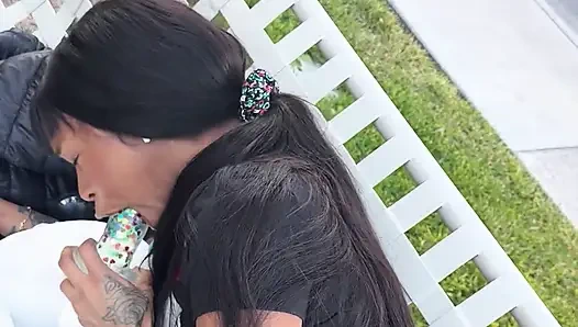 Dildo emiyor ve anal fışkırtarak sikişiyor