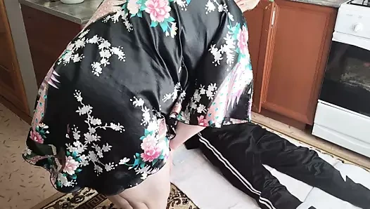 Kocam para biriktirmemi söyledi, ben de tesisatçıya seks ve oral seks ile ödeme yaptım