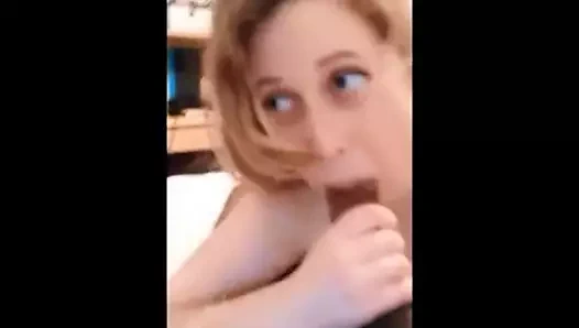 Çok akıllıca iki dakika kullanan sevimli beyaz kız