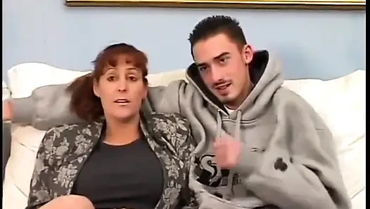 Dövmeli olgun kızıl saçlı sikiliyor