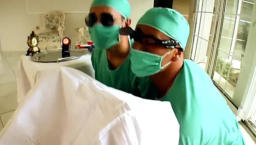 Paige Ashley, hasta doktor Mugur ve Lauro'ya başvurmuş ve götünü yutmayı düşünüyor