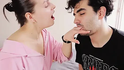 parmaklarını ilk kez ısırıyor