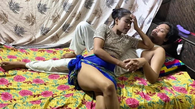 Gerçek 18 yaşındaki Hintli genç romantik edepsizce konuşuyor ve seks yapıyor