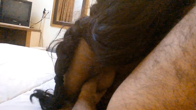 Yarak mühendisi fahişe Priya'ya otelde sivil alanda ve odasında sikiyorum