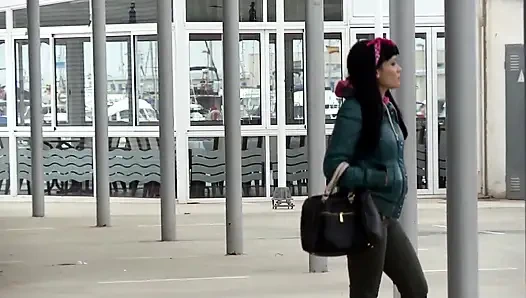 Çekici hatun iki azgın adam tarafından amını siktiriyor