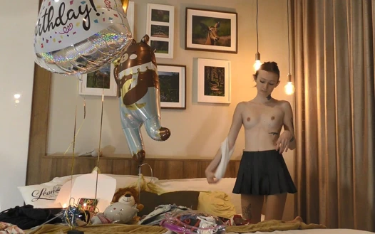 İnce fit minyon azgın kız arkadaş farklı iç çamaşırlı iç çamaşırı tanga ve külotun yanı sıra diğer seksi ve ateşli kıyafetleri deniyor