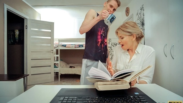 Tutor4k. şanslı adam muhteşem bayanı becermeyi başarır