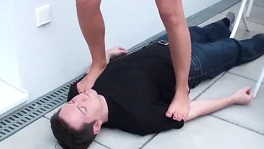 Açık havada genç kız eziyor