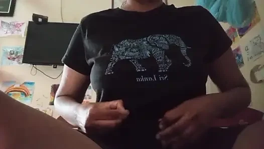 Tombul tombul vikkyy banyoda dildoya biniyor ıslak amcık ve sulu göğüsler