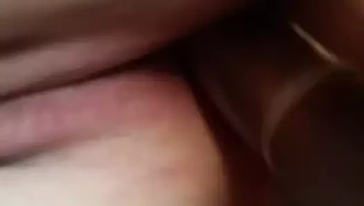 Poniendo el condon y recibiendo por el chocho