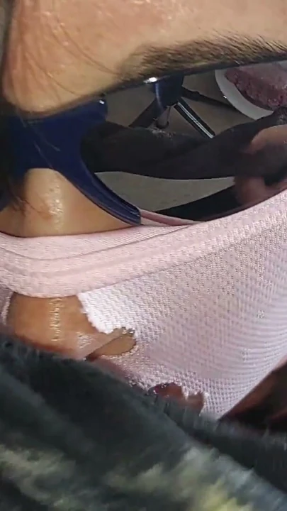 Mutfakta çıplak seksi esmer. Amatör temizlikçi çıplak halde elektrik süpürgesi kullanıyor. | Bölüm 1