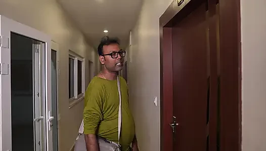 Elektrikçi ateşli kızı sikiyor