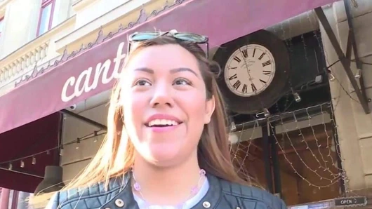 Katie Vasquez'in yüzüne boşalıyor