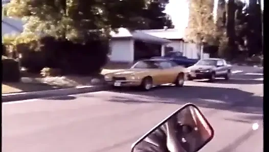 Olgun motorcu sürtük Jordan Lee domalıyor ve amını arkadan siktiriyor