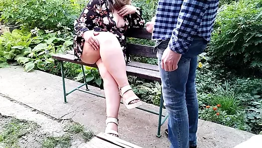 Sikimi kayınvalidemin önünde çıkardım ve çıplak bacaklarına boşaldım