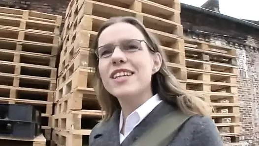 Bu skandal genç kız porno oyuncusu olmak istiyor ve kamera önünde seks oyuncağıyla mastürbasyon yapıyor