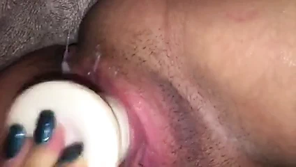 yakın çekim yapay penis içinde krem ​​KEDİ