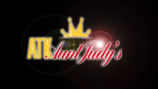 Yaramaz milf alisa losyonları ona olgun kedi