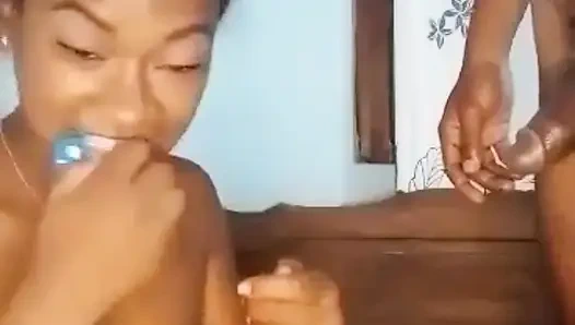 Kadın iyi emiyor ve sonunda dölünü yutuyor