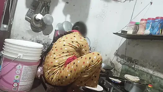 Üvey kız kardeş mutfakta yemek pişirirken
