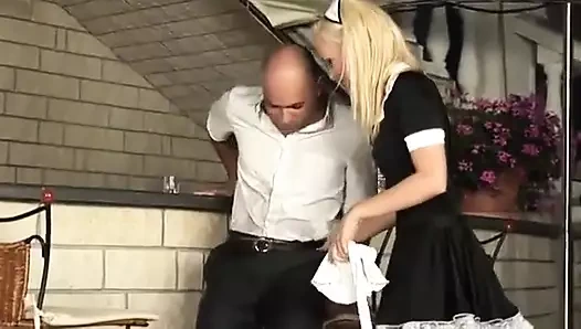 Avrupalı tarzı garson kız şefi yarak emme ve döl yutma ile tatmin ediyor