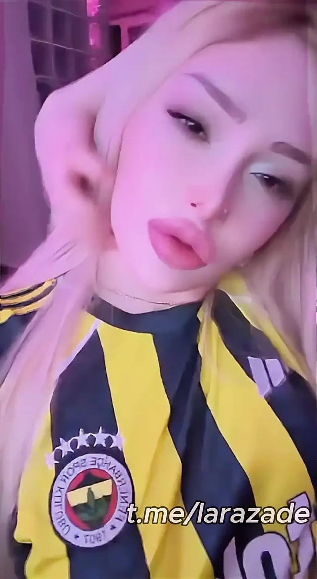 Sarışın Tatlı Fenerbahçeli Komşusunu Evde Teselli Ediyor